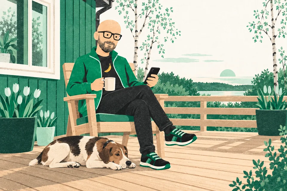 Tecknade Svenne sitter i en trästol på altanen en vårkväll med en kaffekopp och telefonen i händerna, medan en hund vilar på trädäcket vid hans fötter.