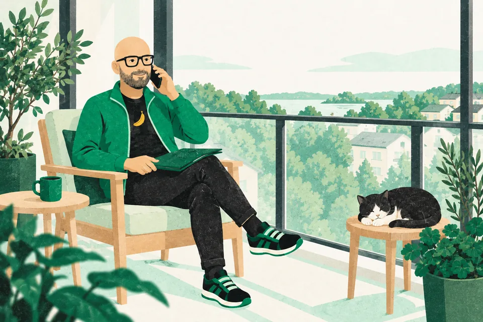 Tecknade Svenne sitter i en fåtölj på en inglasad balkong och pratar lugnt i telefon med en mapp i knät, medan en katt sover bredvid.