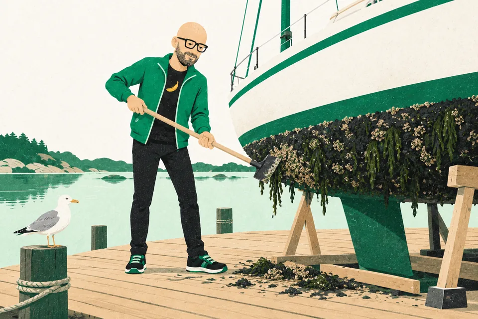 Tecknade Svenne skrapar bort sjögräs och havstulpaner från skrovet på en segelbåt vid en brygga, medan en mås tittar på.