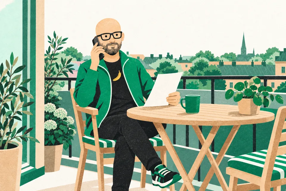 Tecknade Svenne sitter vid ett bord på en balkong med telefonen mot örat och ett papper i handen.