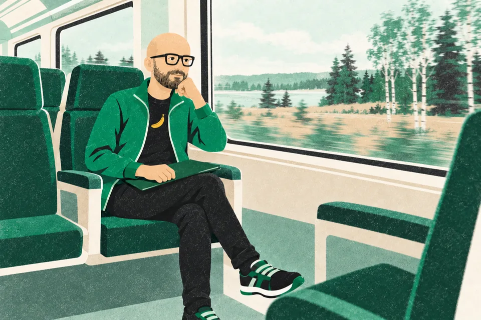 Tecknade Svenne sitter vid fönstret i en nästan tom pendeltågsvagn med en stängd mapp i knät och tittar ut över landskapet.