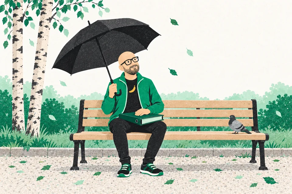 Tecknade Svenne sitter på en parkbänk med en pärm i knät och håller ett paraply över sig medan några löv singlar ner, och en duva sitter på bänkens andra ände.