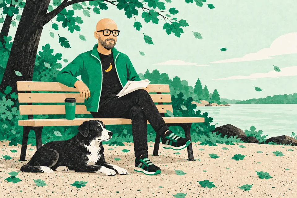 Tecknade Svenne sitter på en parkbänk vid vattnet en blåsig dag med papper i knät och en hund liggande vid fötterna.