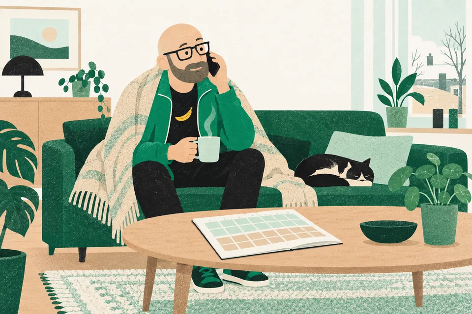 Tecknade Svenne sitter sjuk i soffan med filt och te och ringer jobbet. På bordet ligger en kalender där de två första veckorna har en annan färg.